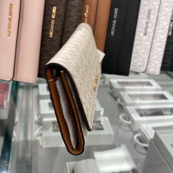 MICHAEL KORS JET SET TRV LARGE TRIFOLD VANILLA - Picture 6 of 16